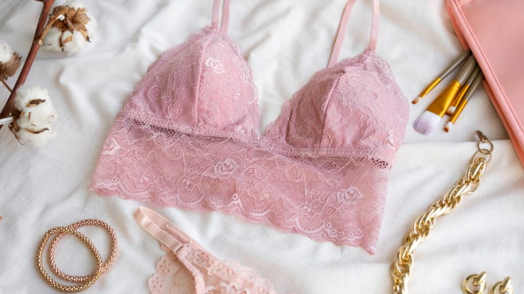 Détail d’un soutien-gorge grande taille en dentelle douce, maintien parfait